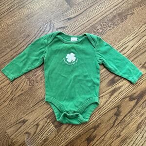 Old Navy Mommy’s Good Luck Charm St. Patrick’s Day onesie, size 3-6 months